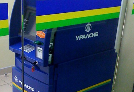 Клиенты ЮниКредит Банка могут беспроцентно снять деньги в банкоматах Уралсиба