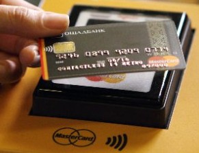 На 17 станциях метро Киева введена дополнительная система оплаты за проезд – с помощью бесконтактной банковской карты MasterCard (с системой PayPass), без необходимости покупать жетон или проездной билет.
